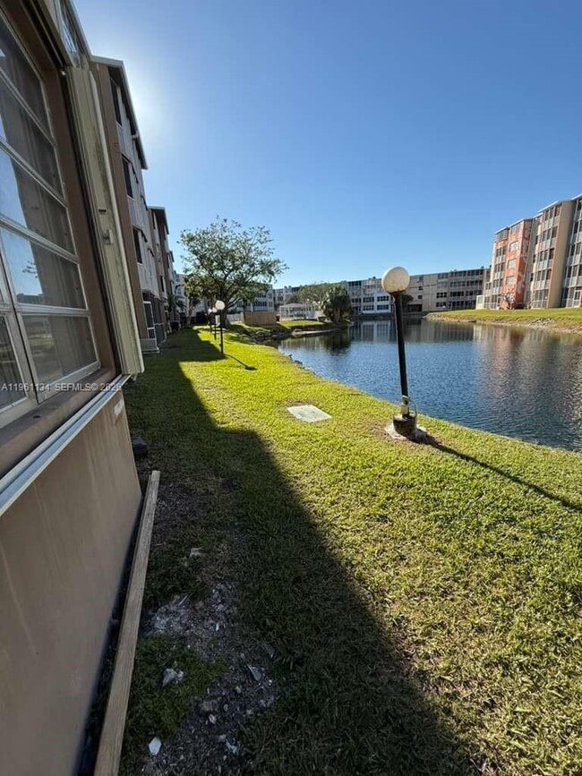 Building Photo - 1710 NE 191st St Unit 116-3