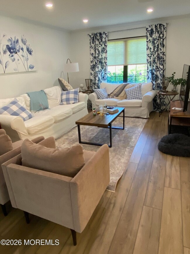 63 Apple Dr