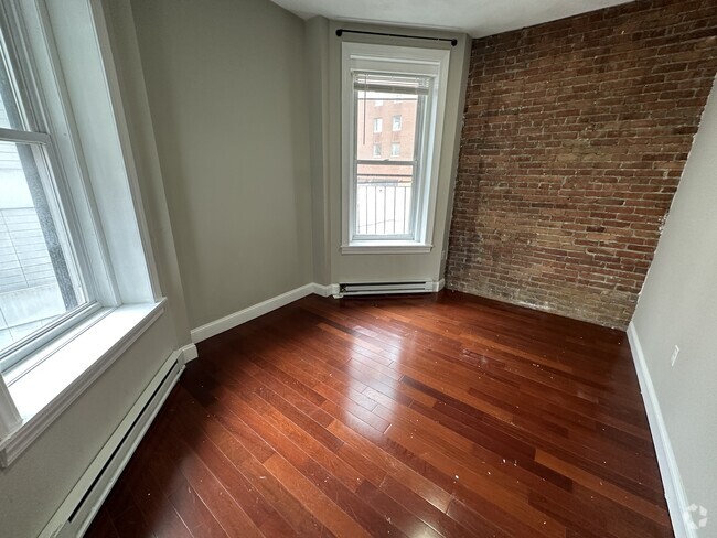 Building Photo - 249 Newbury St Unit 3 Rental