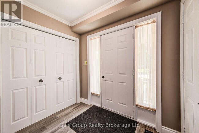 Photo - 575 Springbank Ave N