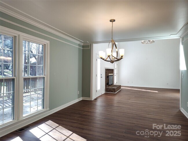 Photo - 5206 Dunrobin Ln