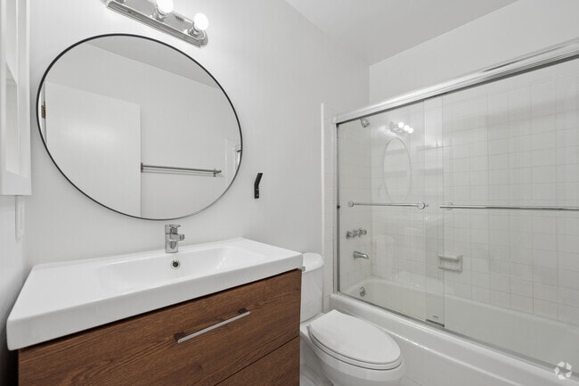2BR, 1BA - 820SF - Bathroom
