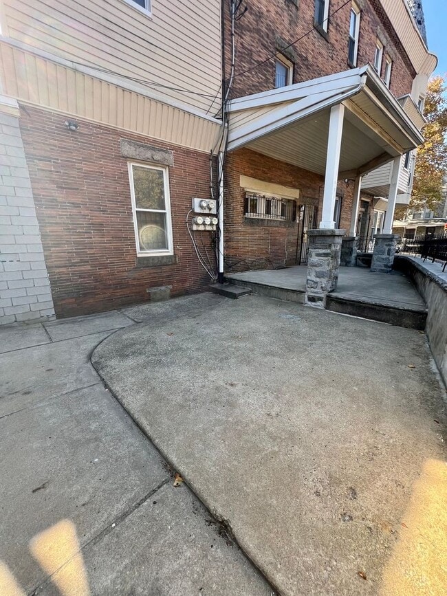 Photo - 953 N 48th St Unit 2nd Floor Rear