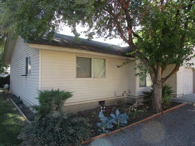 Building Photo - 2 Bedroom Duplex Near Library - Water/Sewe... Rental