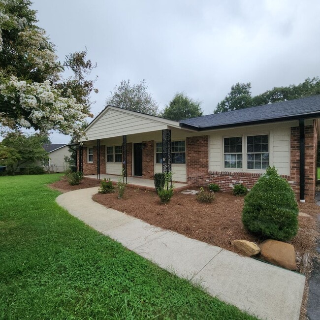 Building Photo - Remodeled Brick Ranch FOR RENT in Kernersv... Rental