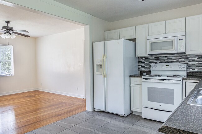 Photo - 630 E Indiana Ave