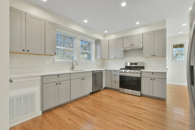 Building Photo - 48 Manthorne Rd Unit 2