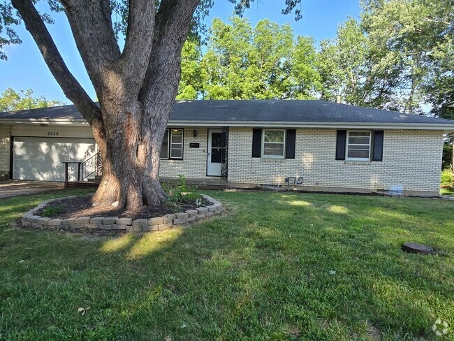 Building Photo - Beautiful 4 bedroom behind the Golf Coarse Rental