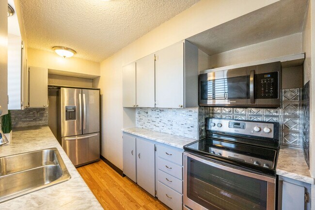 Building Photo - 954 S Miller St Unit 954 S. Miller St.