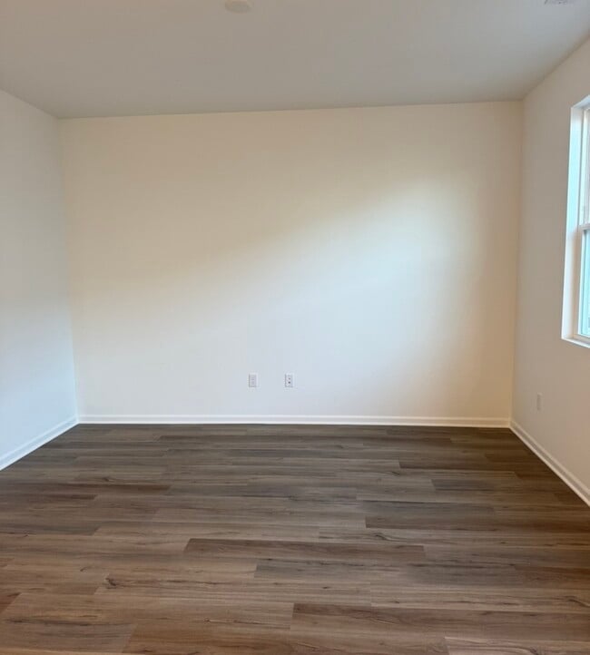 Photo - 324 Kingsport Dr