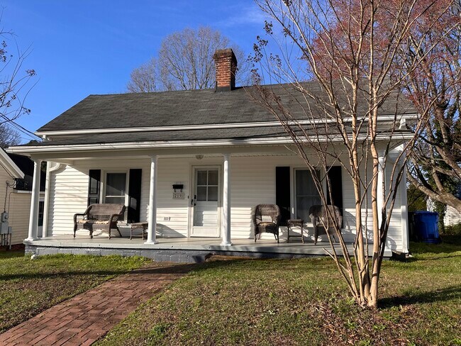 Photo - 219 College St