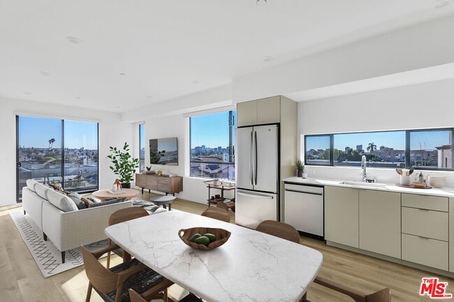 Photo - 521 N Gramercy Pl Unidad 309