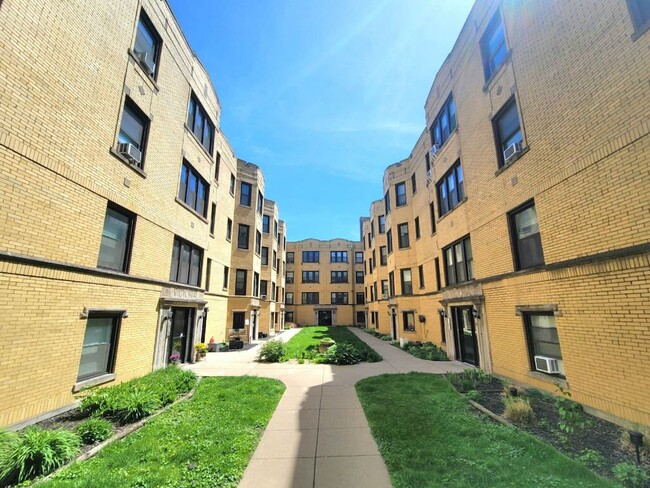 Photo - 3817.5 N Greenview Ave Condo Unit E2