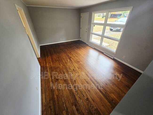 Photo - 502 Doggett Dr