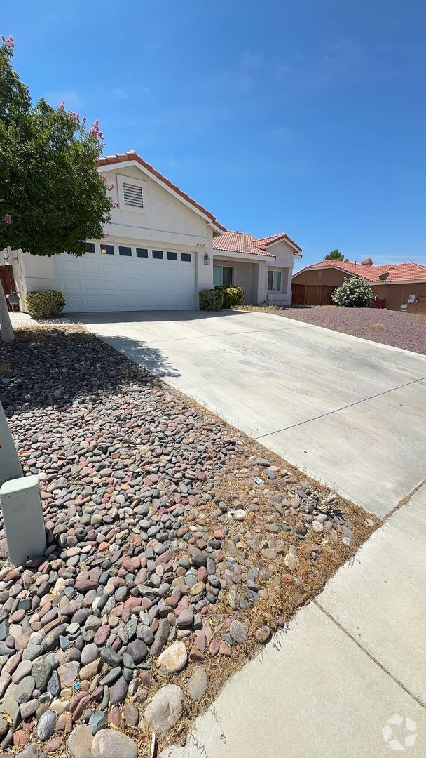 Building Photo - 3 BEDROOM VICTORVILLE HOME