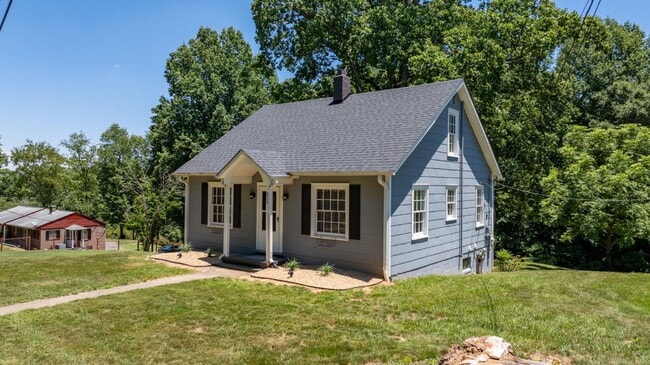 Photo - 822 Cardinal Pl SW
