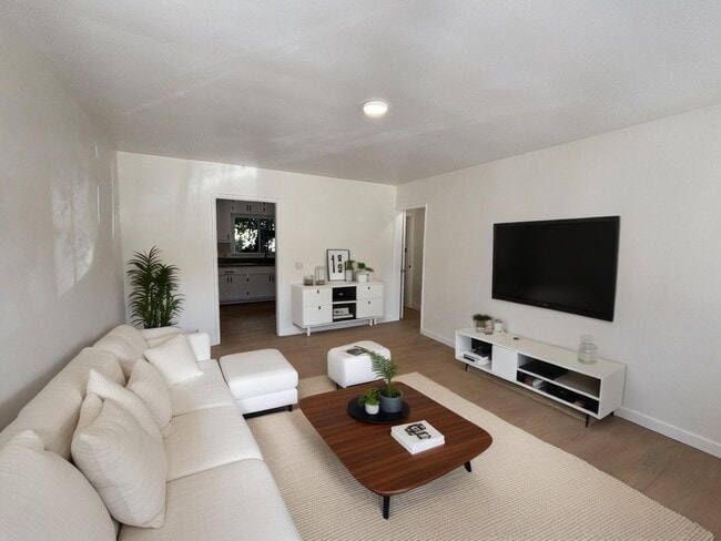 Building Photo - 6819 N Figueroa St Unit 21