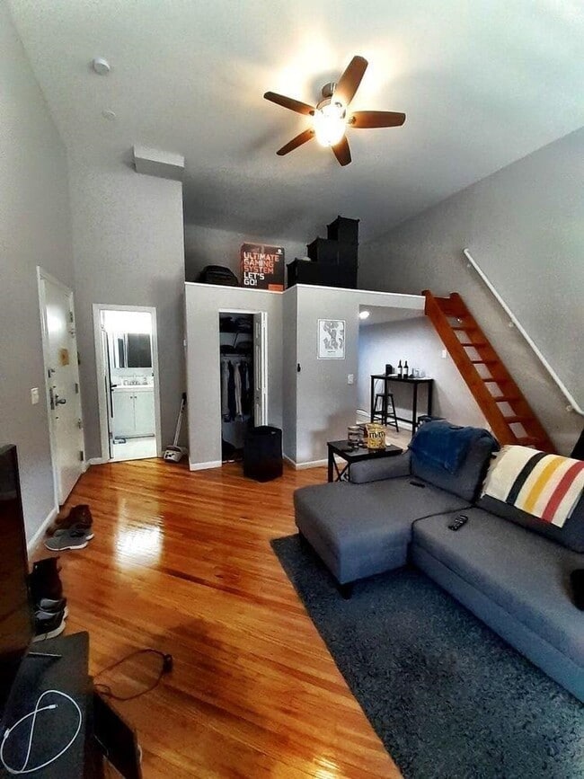 Building Photo - 174 Grand St Unit 3C