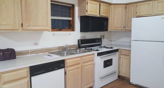 Photo - 1520 W Superior St Unit G