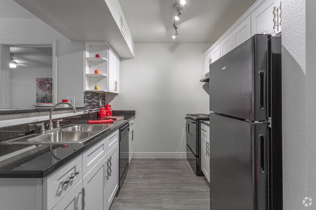 2BR, 2BA - Deluxe Remodel - Urban Walk Rental