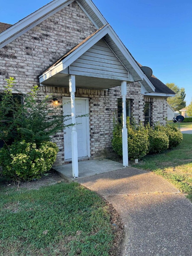 Photo - "Charming 3-Bed Home in Jonesboro with Granite Countertops & 2 Full Baths!"