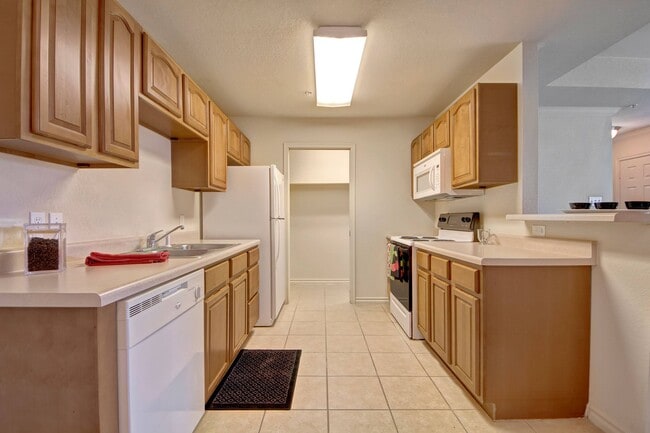 Building Photo - Lexington Court Rental
