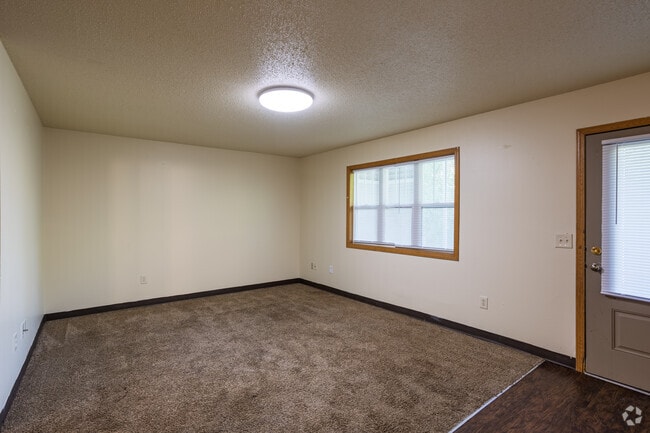 3BR, 2BA - 985SF - Living Room