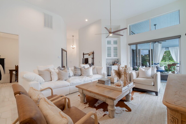 Building Photo - 1907 S Club Dr