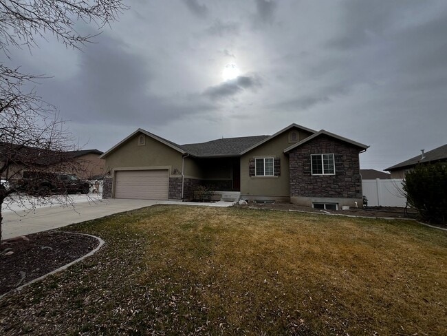Building Photo - Beautiful 3 Bedroom/2 Bath Home in Springville!