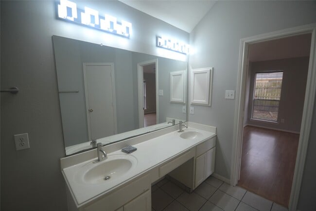 Photo - 1622 Regal Blue Ct