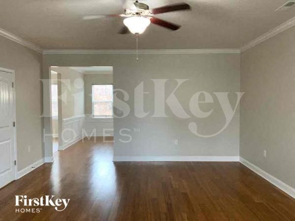 Photo - 5608 Falkland Lane