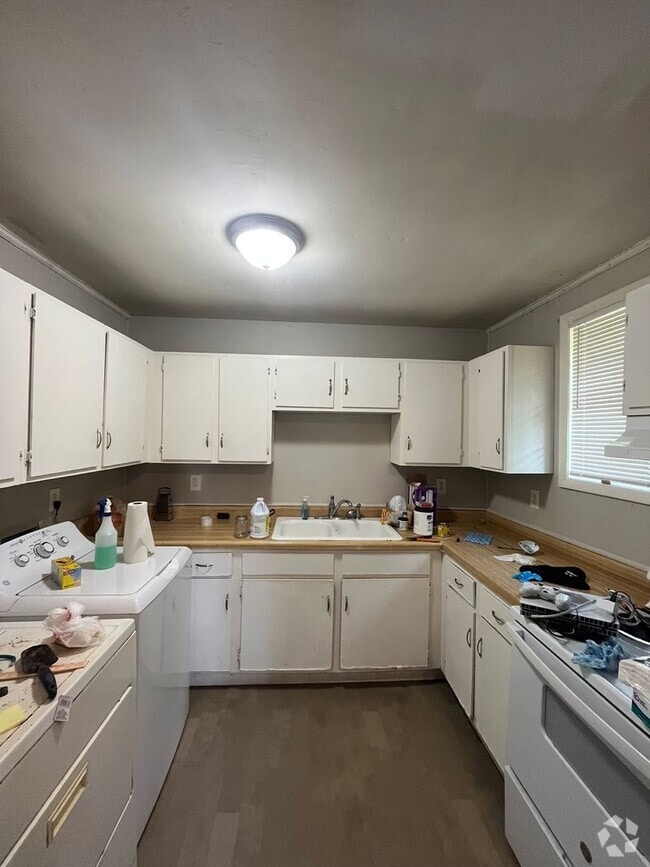 Building Photo - 2 Bedroom/1 Bath Duplex at 423 Cedar Valle... Rental