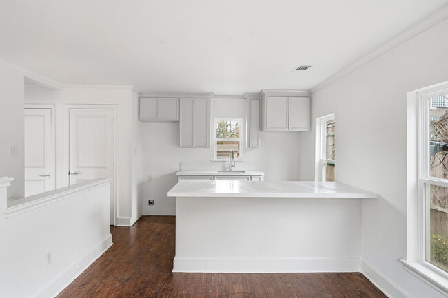 Building Photo - 612 W Alabama St Unit 1/2