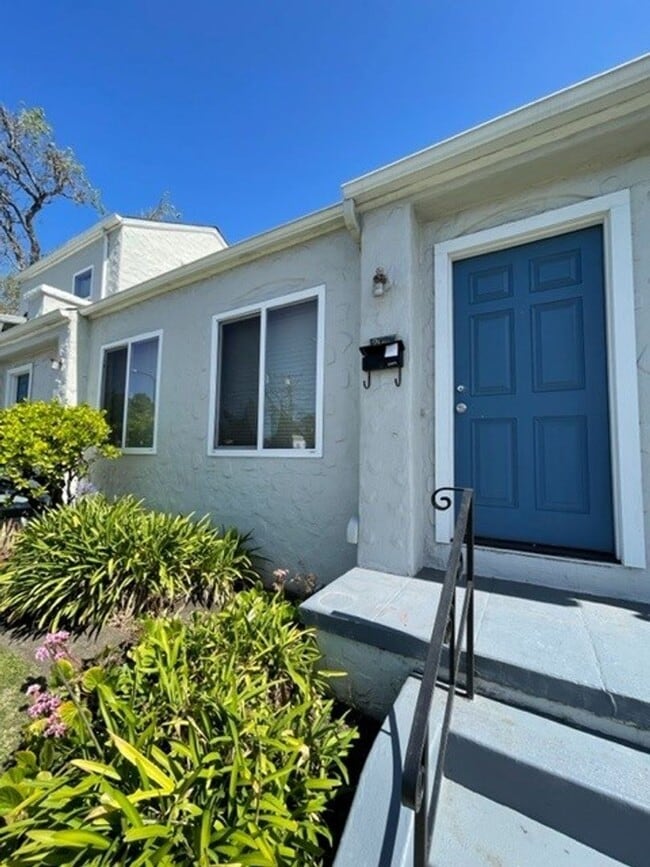 Building Photo - Quaint Studio, Freshly Painted, in Central... Unit 2609