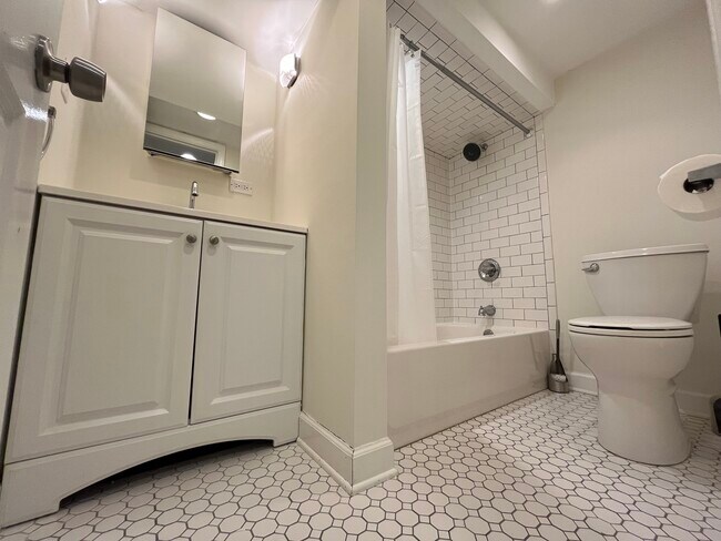 Photo - 3424 N Hamlin Ave Unit G