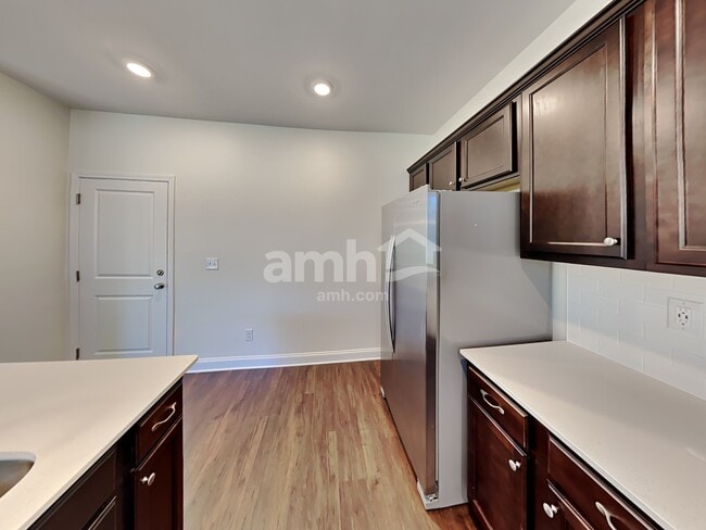 Photo - 553 Rivermist Dr