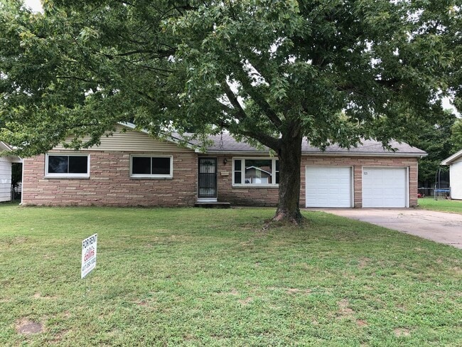 Building Photo - Updated SE Springfield Home -Available Now