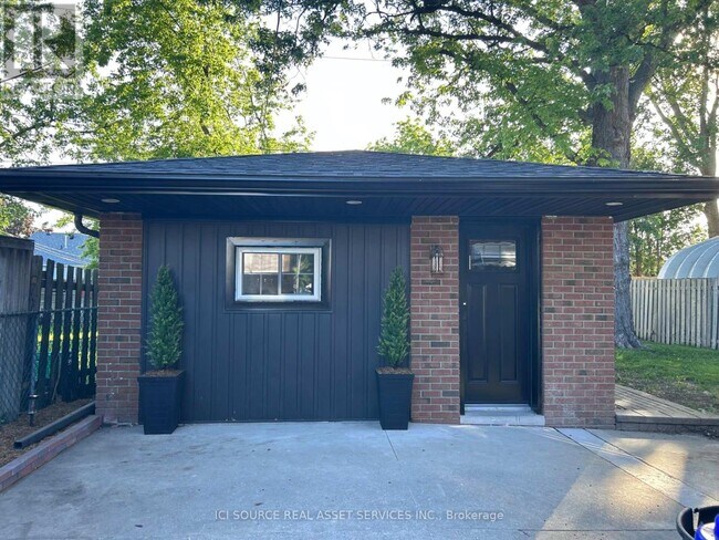 Photo - 1911 Francois Rd