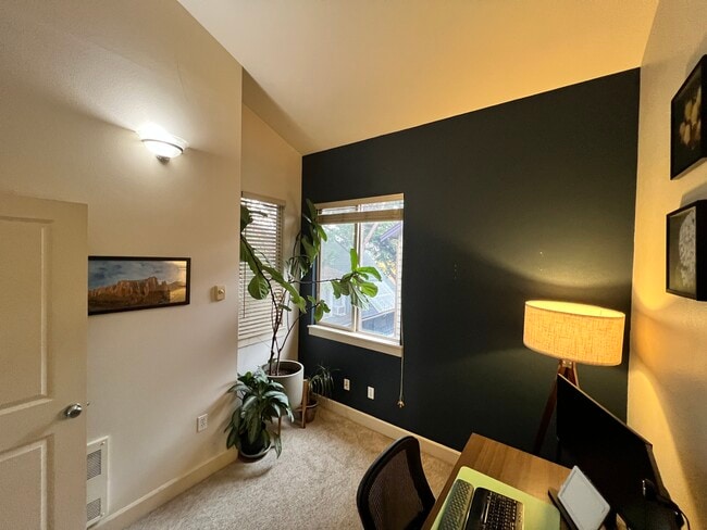 Photo - 3816 Winslow Pl N