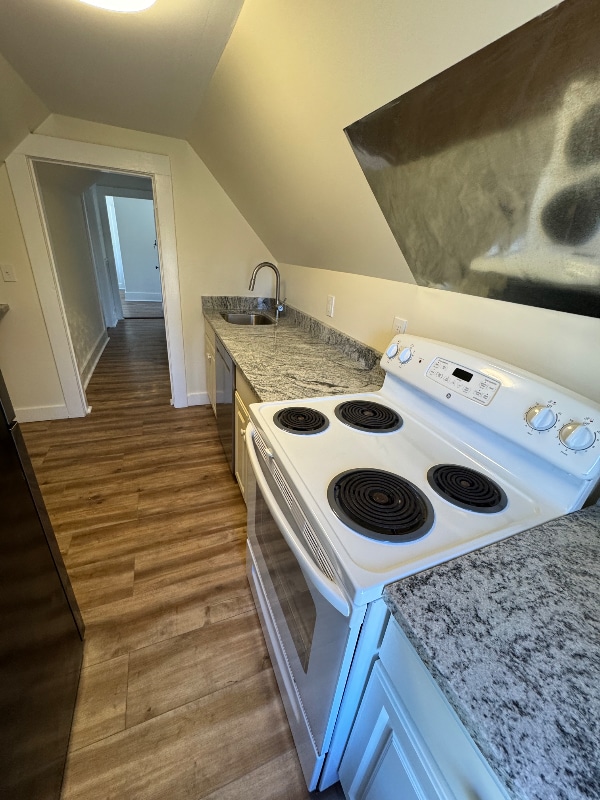 Photo - 79 College St