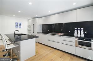 Building Photo - 1126 1/2 Lombard St Rental