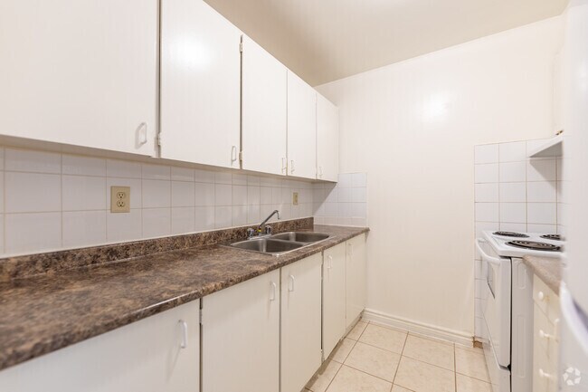 BACHELOR - 350SF - Kitchen - 2440 Hurontario St