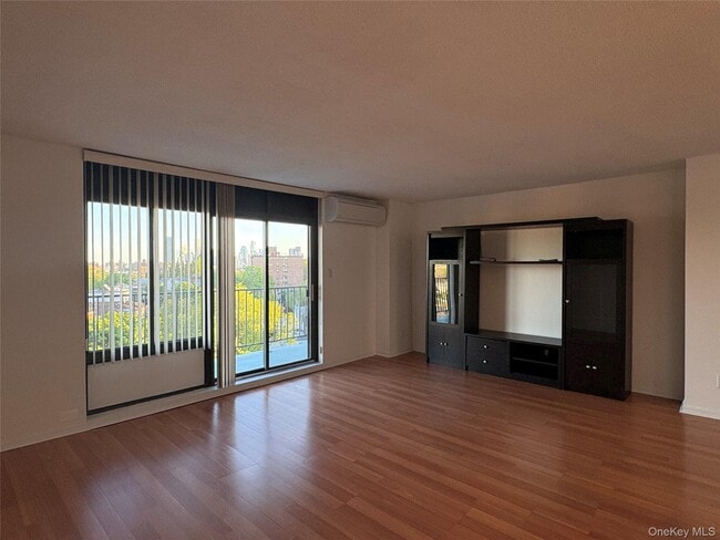 Photo - 25-40-40 Shore Blvd Unit 9J