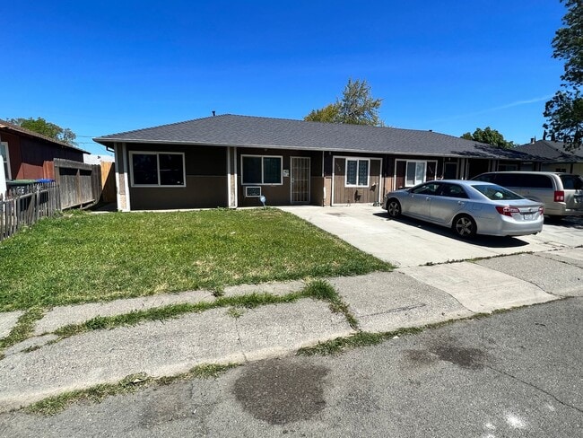 Great looking duplex, plenty of room, and ... - Great looking duplex, plenty of room, and ...