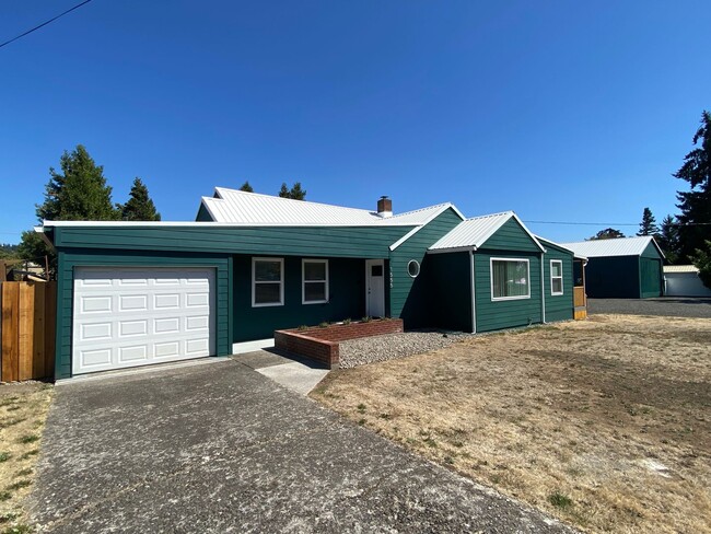 Building Photo - Gorgeous Fully Remodeled Three Bedroom Hom... Rental