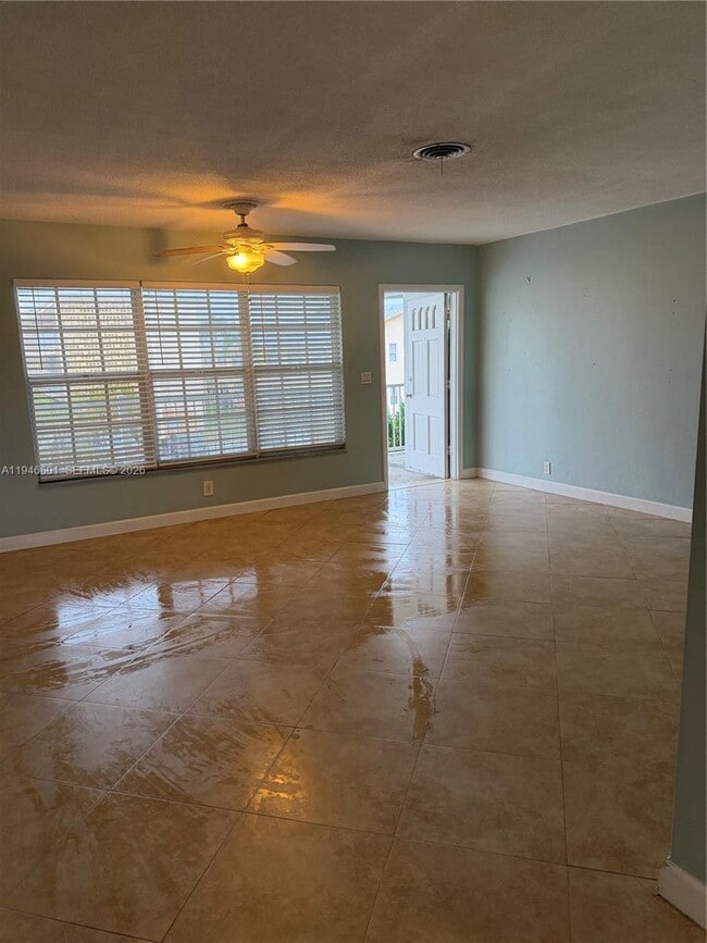 Building Photo - 3212 NE 10th St Unit 6