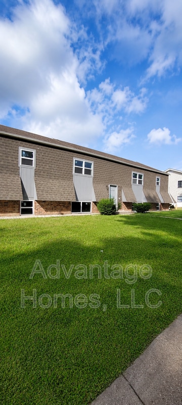 Building Photo - 702 N 70th St