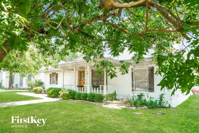 Photo - 206 E 5th St