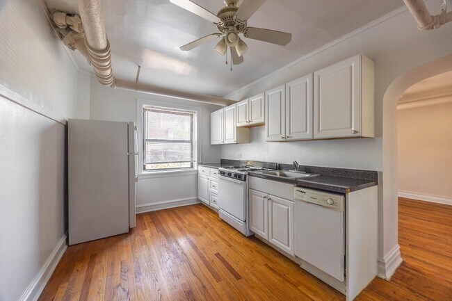 Building Photo - 2415 W Sunnyside Ave Unit G