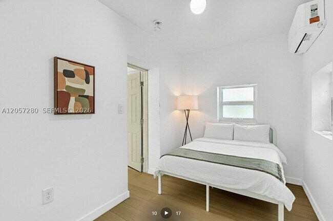 Photo - 709 SW 4th St Unit 4